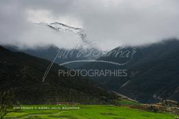 Image du Maroc Professionnelle de  Aghbalou un village berbère qui a su préserver sa culture et ses traditions située à 20km au sud d’Amezmiz, au pieds des montagnes du Haut Atlas, dans la région de Marrakech, ici en terre d’Amazigh, depuis toujours les berbères du sud pratiquent une architecture de terre, les méthodes et les techniques de constructions sont ancestrales, ce type d’habitat en terre constitué d’argile et de grés n’a jamais été influencé par les styles arabes ou hispano-mauresque. Le 27 Février 2006. (Photo / Abdeljalil Bounhar)
 